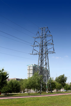 海產(chǎn)品晾曬與鐵塔 傳統(tǒng)工藝與現(xiàn)代基建的奇妙交匯